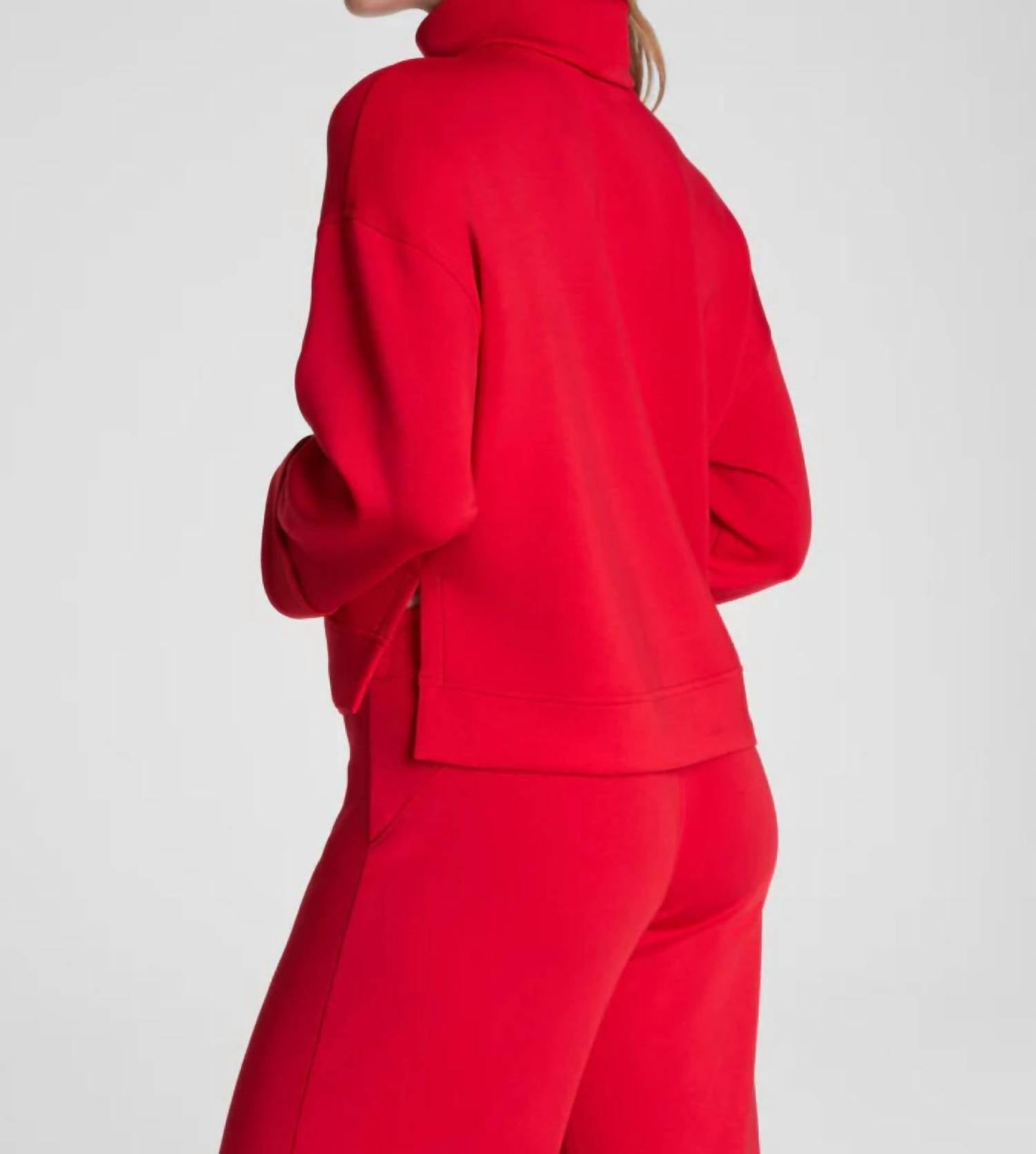 Top con cuello alto color rojo