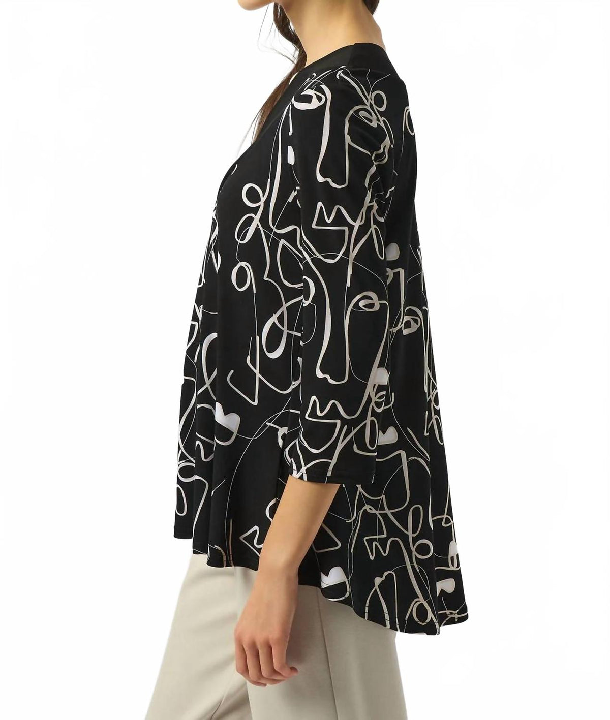 Top con cuello en V color negro