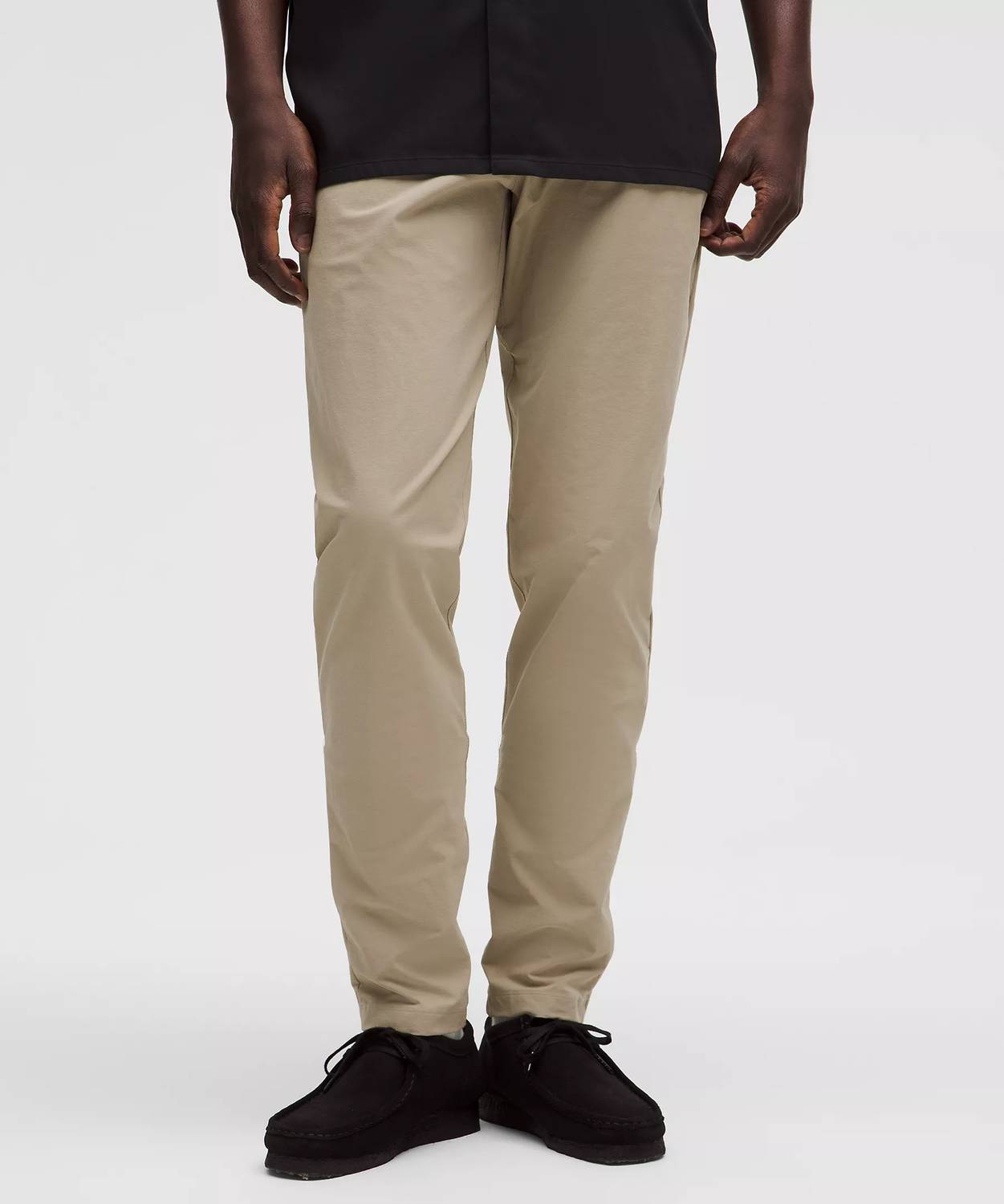 Pantalón de corte ajustado color negro