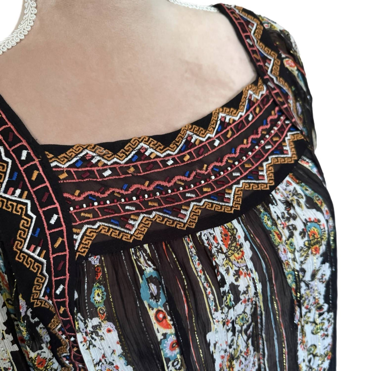 Vestido corto con estampado floral con bordado color negro