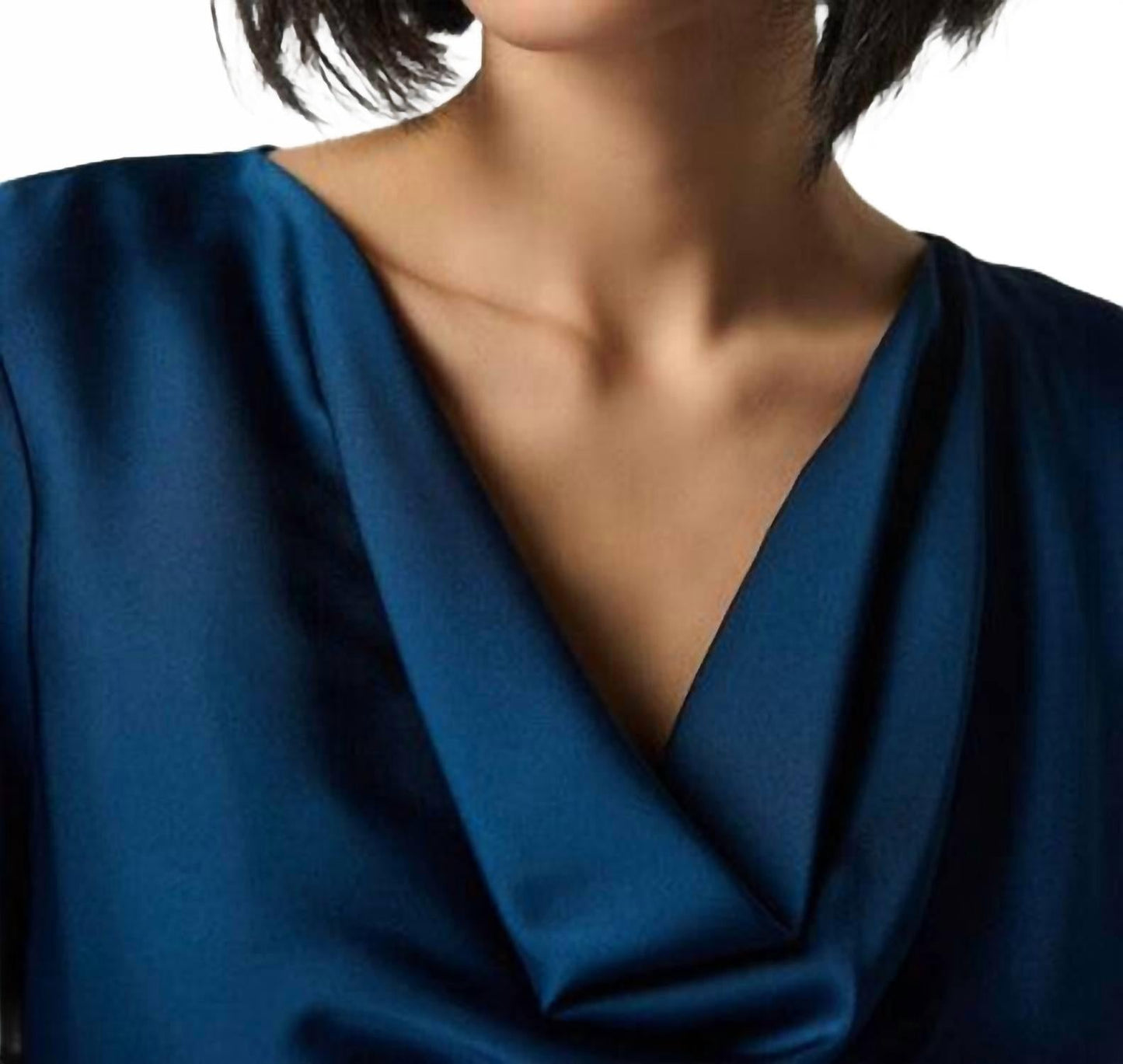 Blusa de satén color azul marino