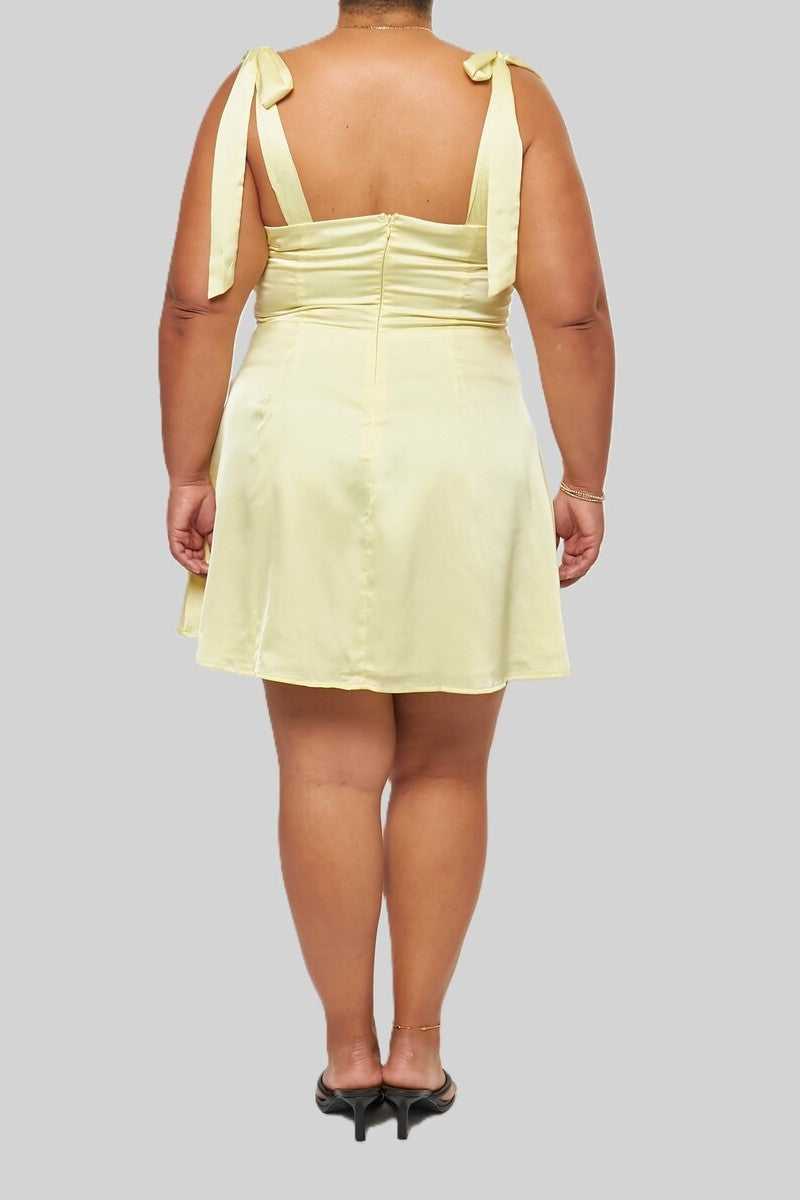 Vestido de satén corto