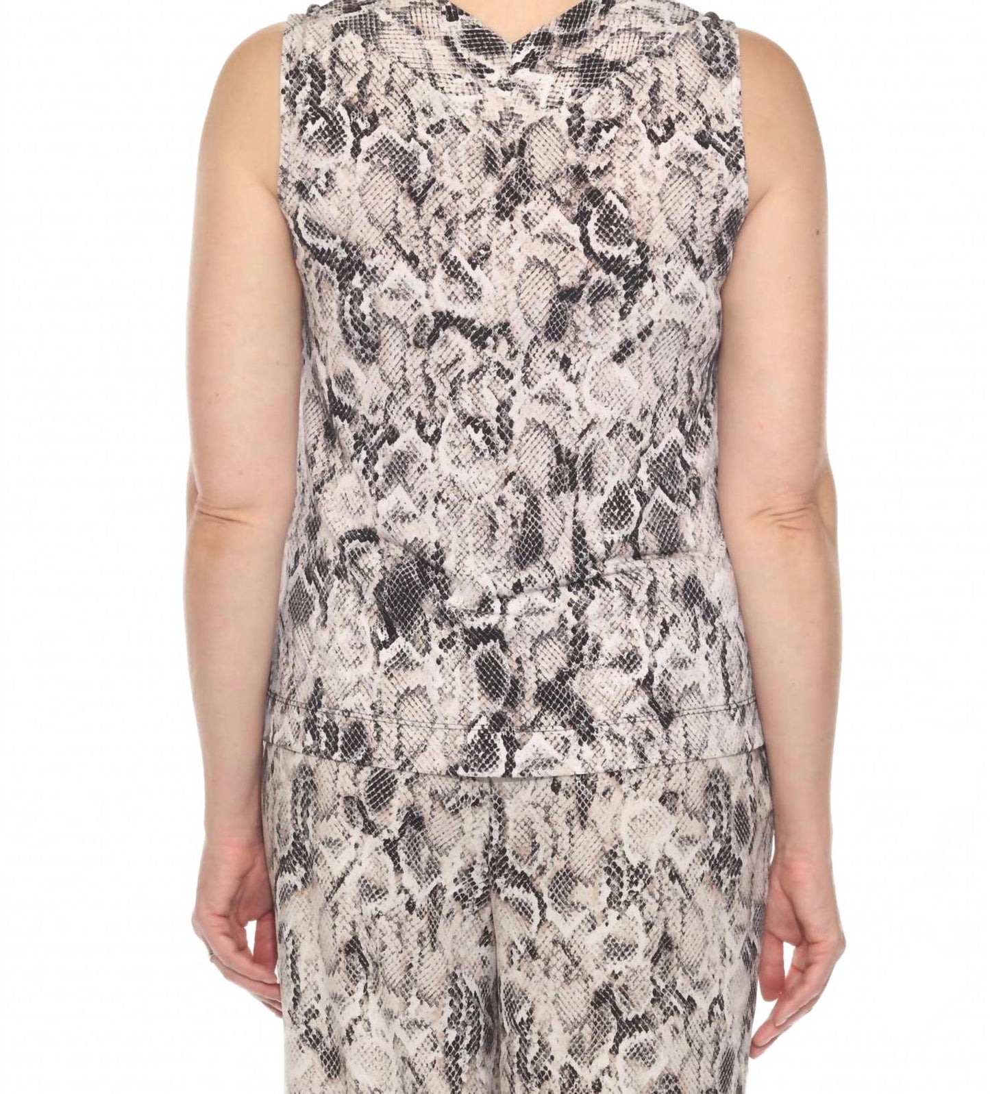 Top sin mangas color beige