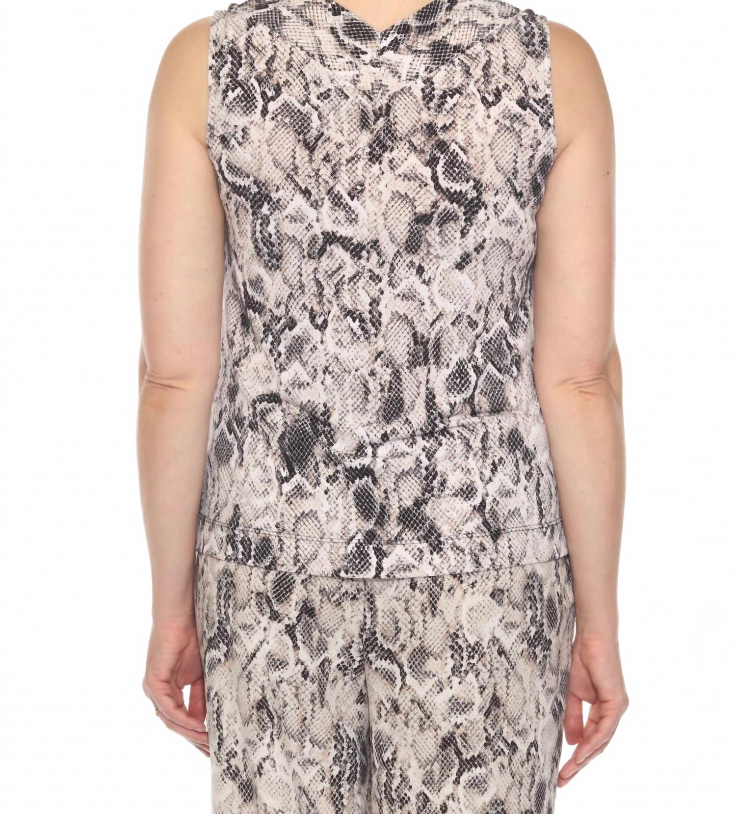 Top sin mangas color beige