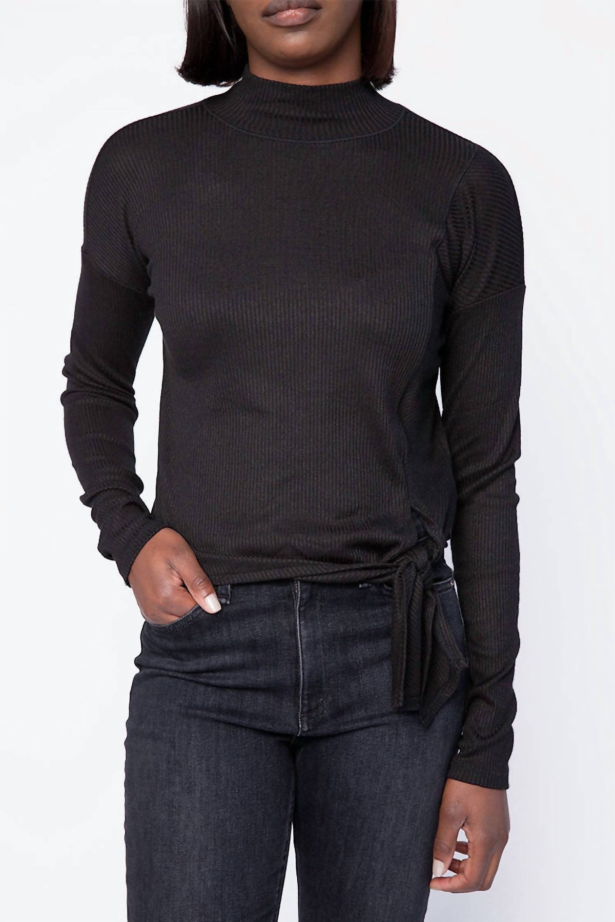 Top con cuello alto color negro