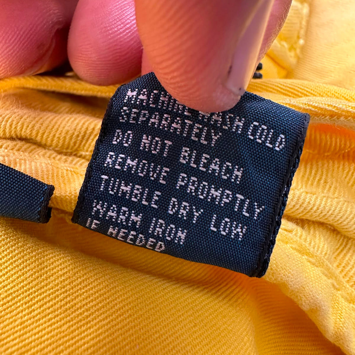 Polo de algodón con bordado color amarillo