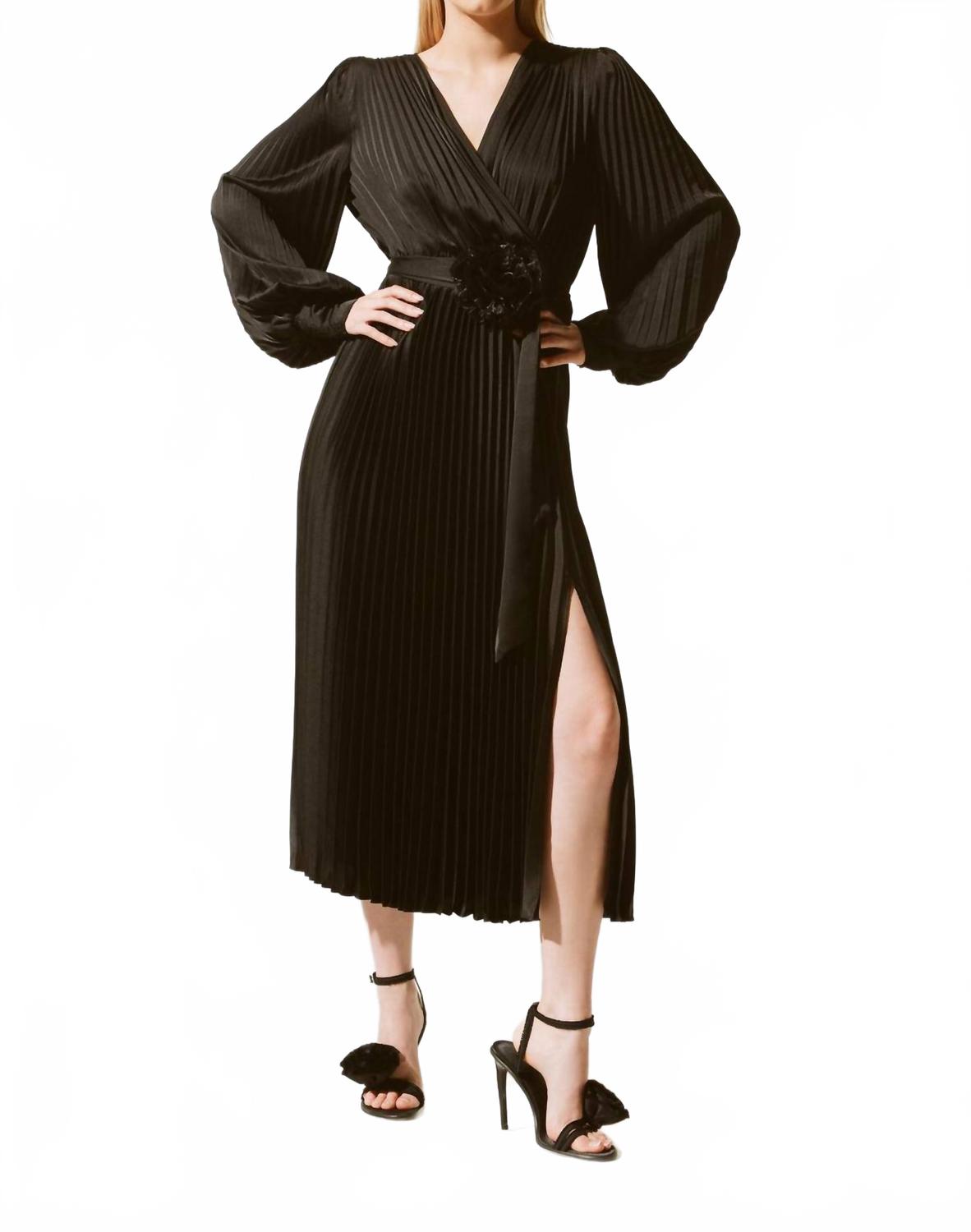 Vestido midi con pliegues color negro