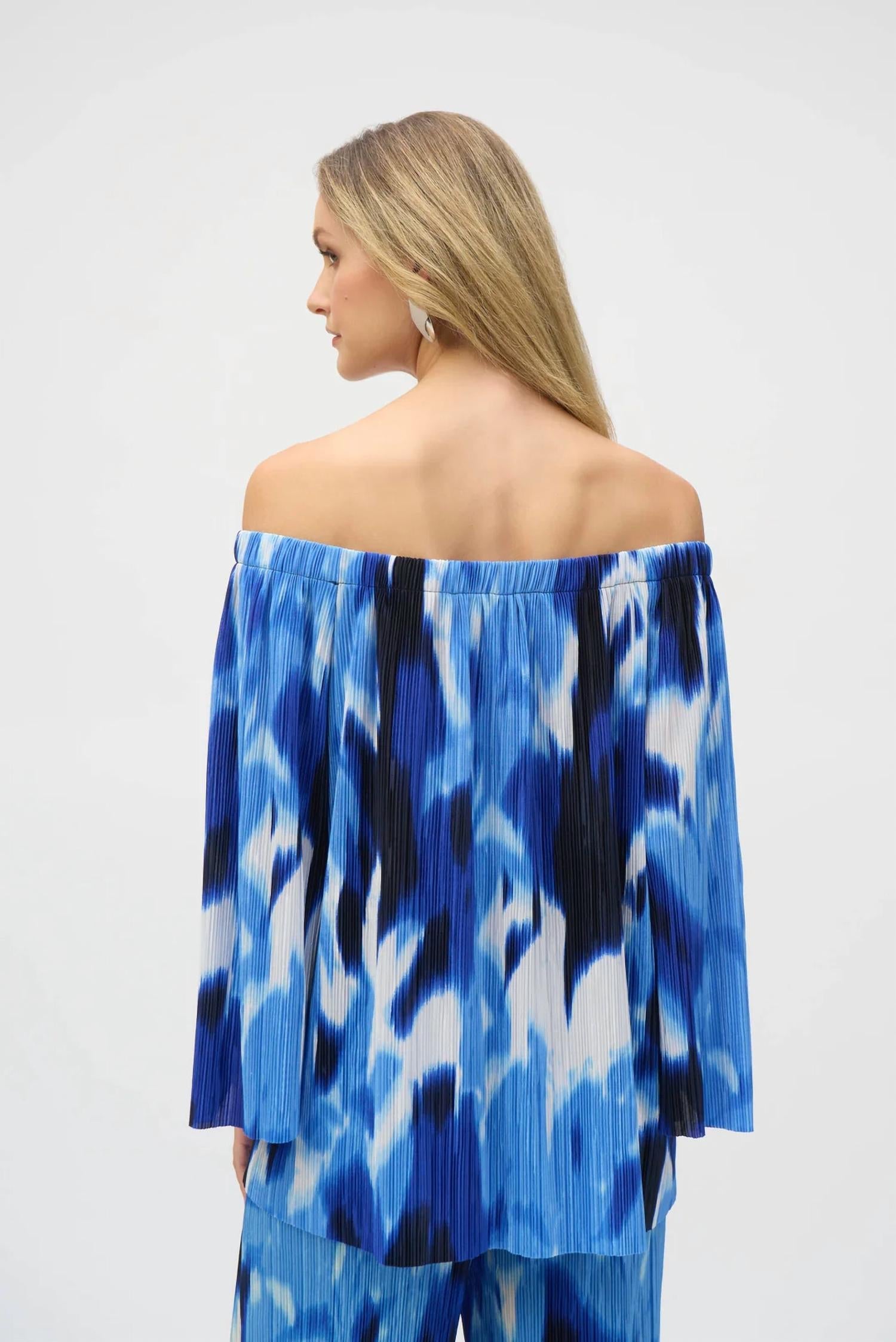 Top con hombros descubiertos con pliegues color azul