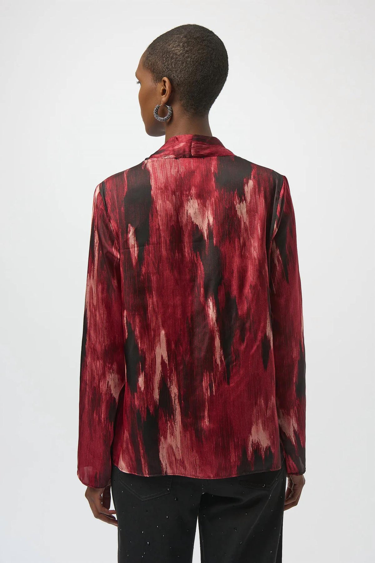 Top de satén con cuello en V color negro y rojo