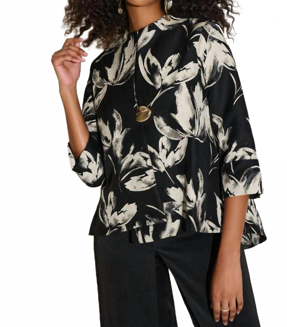 Chaqueta con estampado floral color negro y blanco