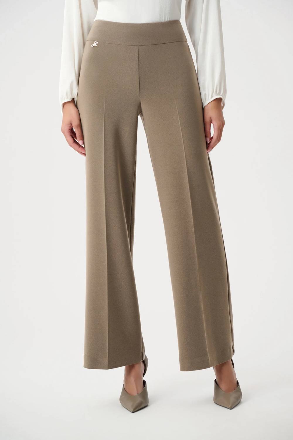 Pantalón de pierna ancha color taupe