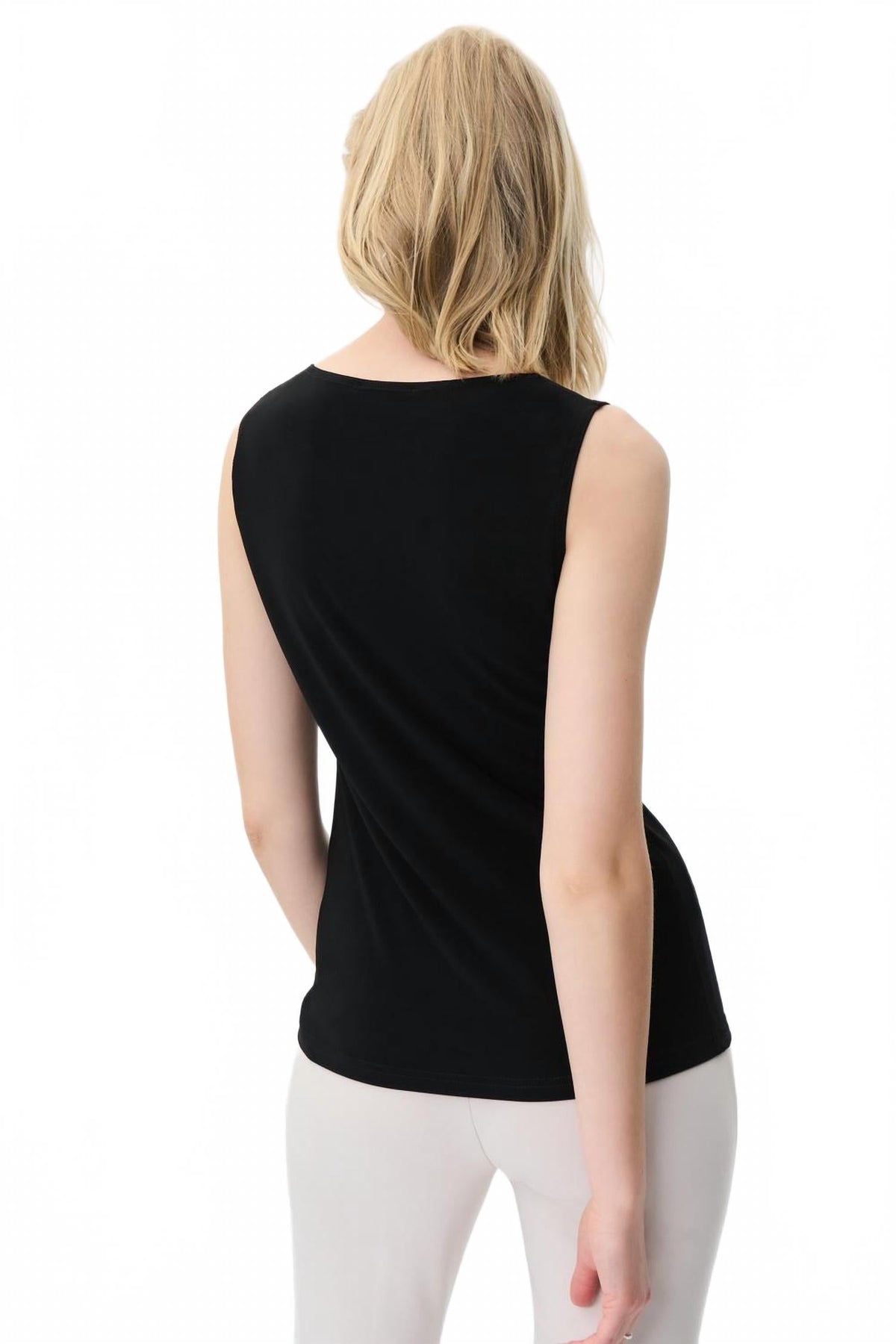 Top con cuello en V color negro