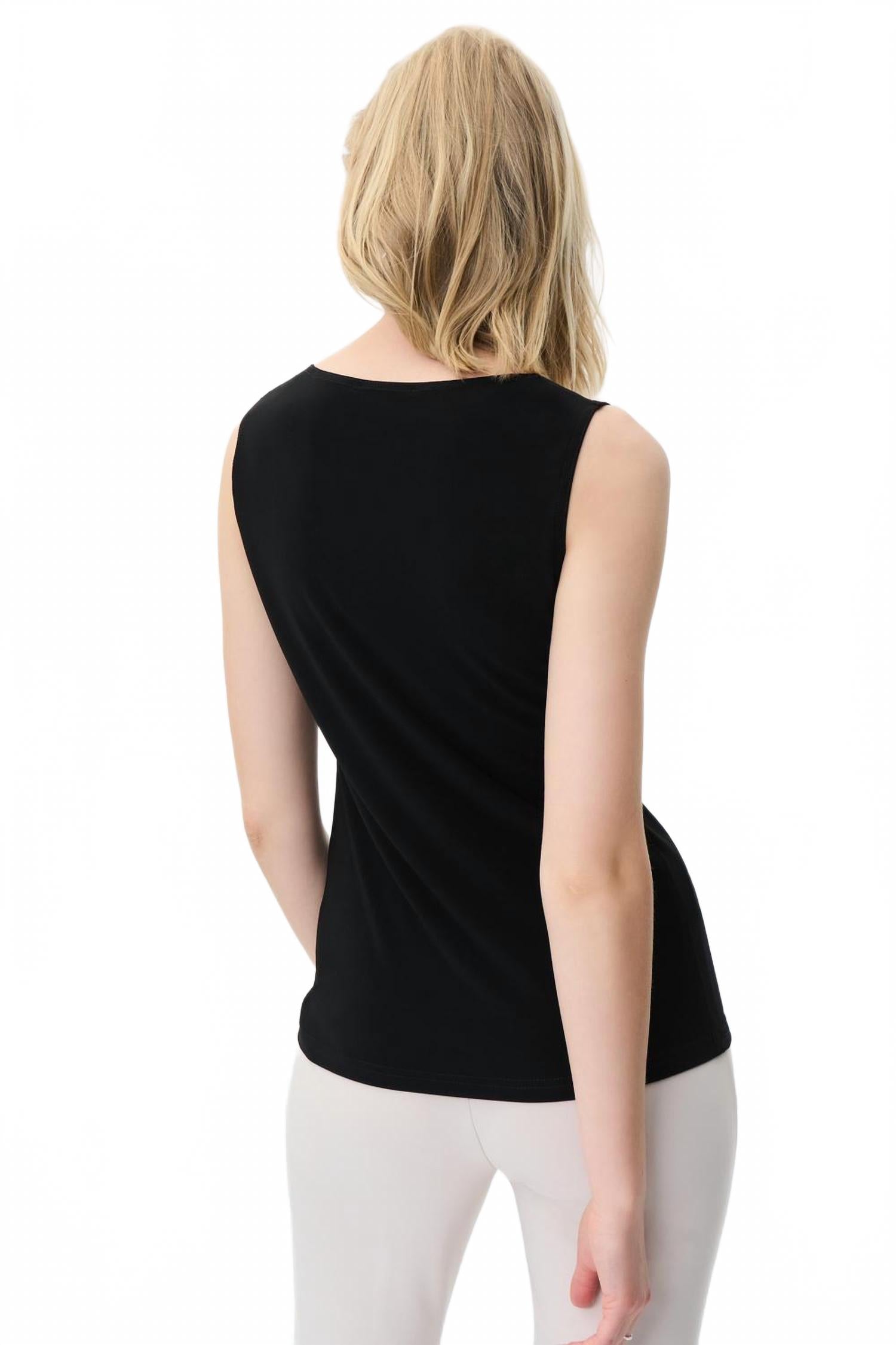 Top con cuello en V color negro