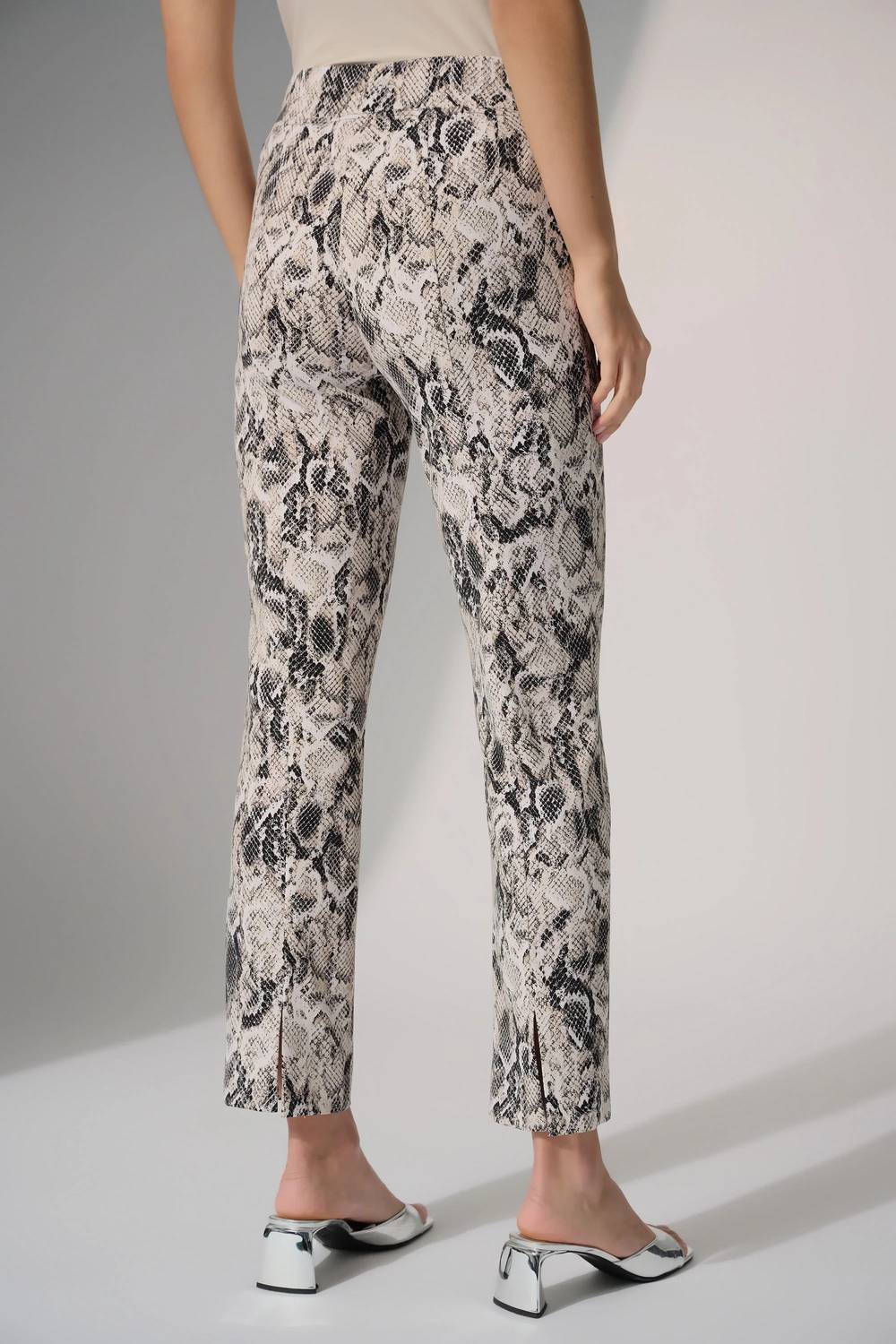 Pantalón de corte recto color beige