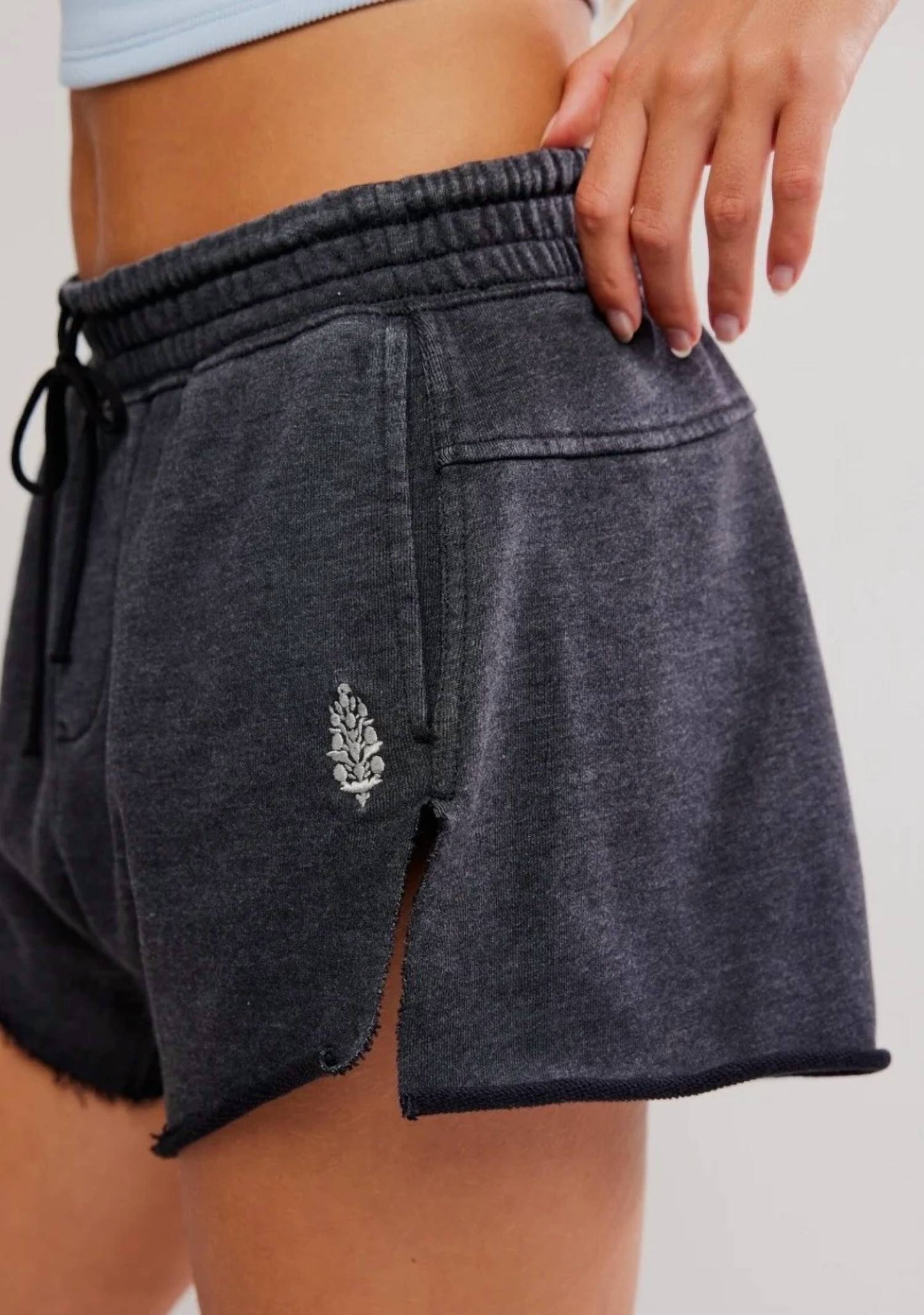 Short de tiro medio color negro