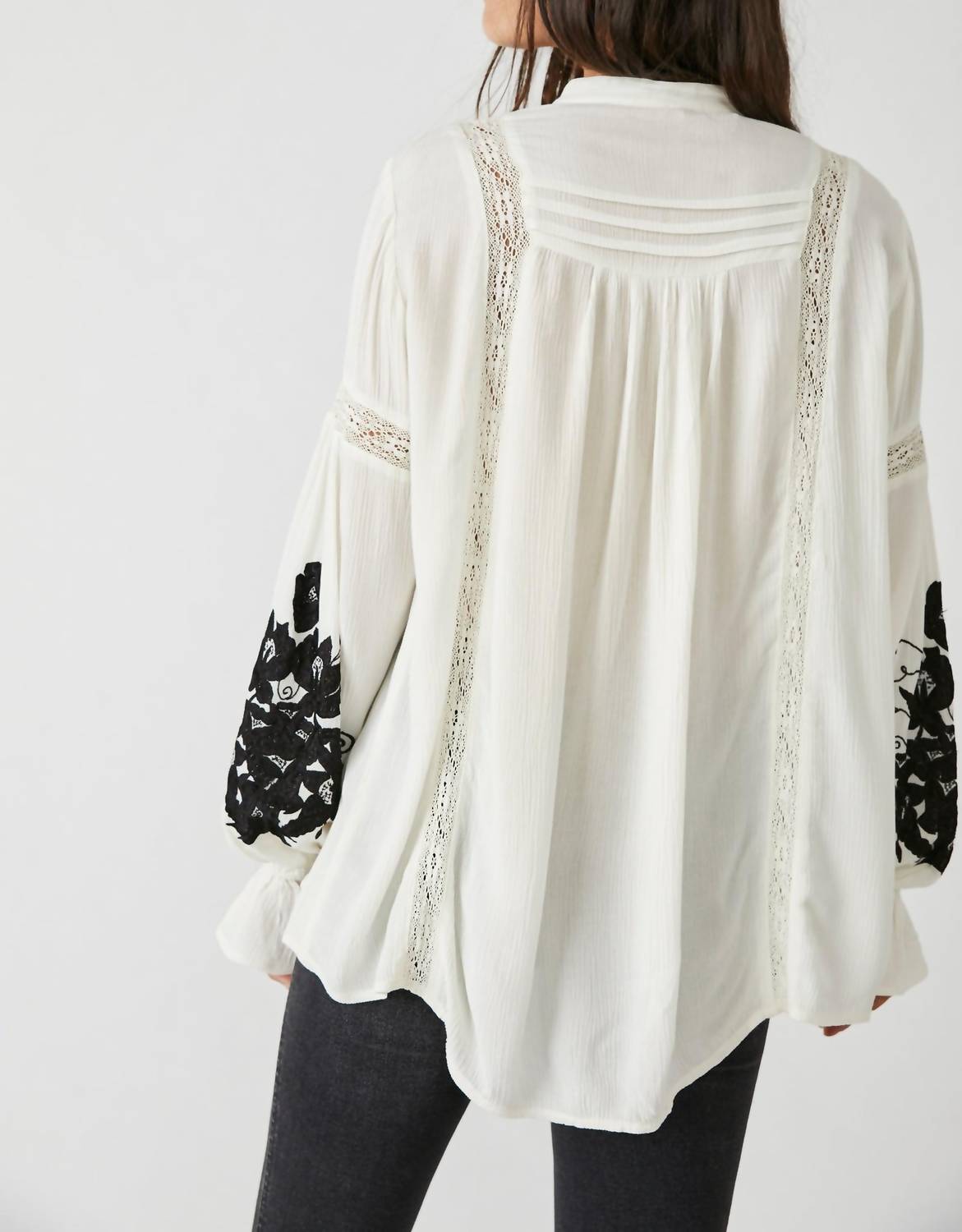 Top de manga larga con cuello en V con bordado color blanco