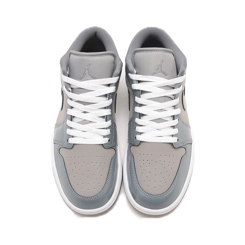 Calzado color blanco y gris