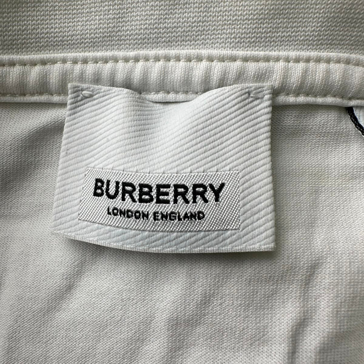Camiseta de algodón con bordado color blanco