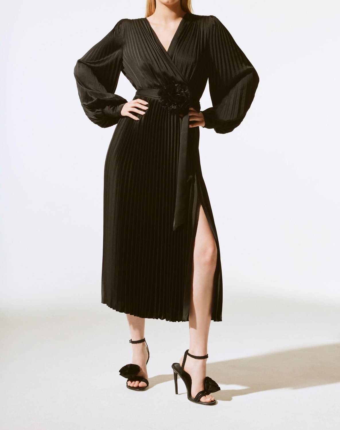 Vestido de satén midi con pliegues color negro