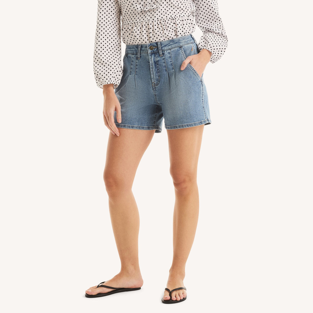 Short de mujer de mezclilla con pliegues