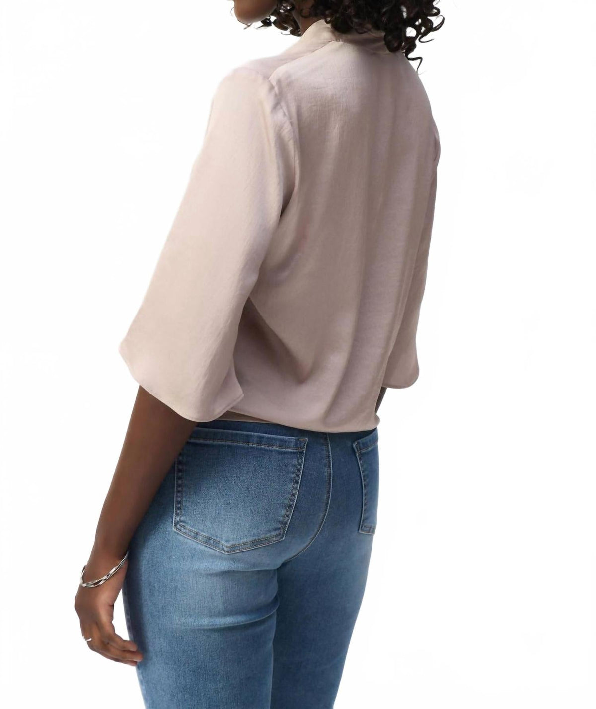 Top de satén con cuello en V color beige