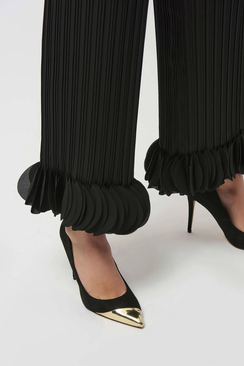 Pantalón de pierna ancha con pliegues color negro