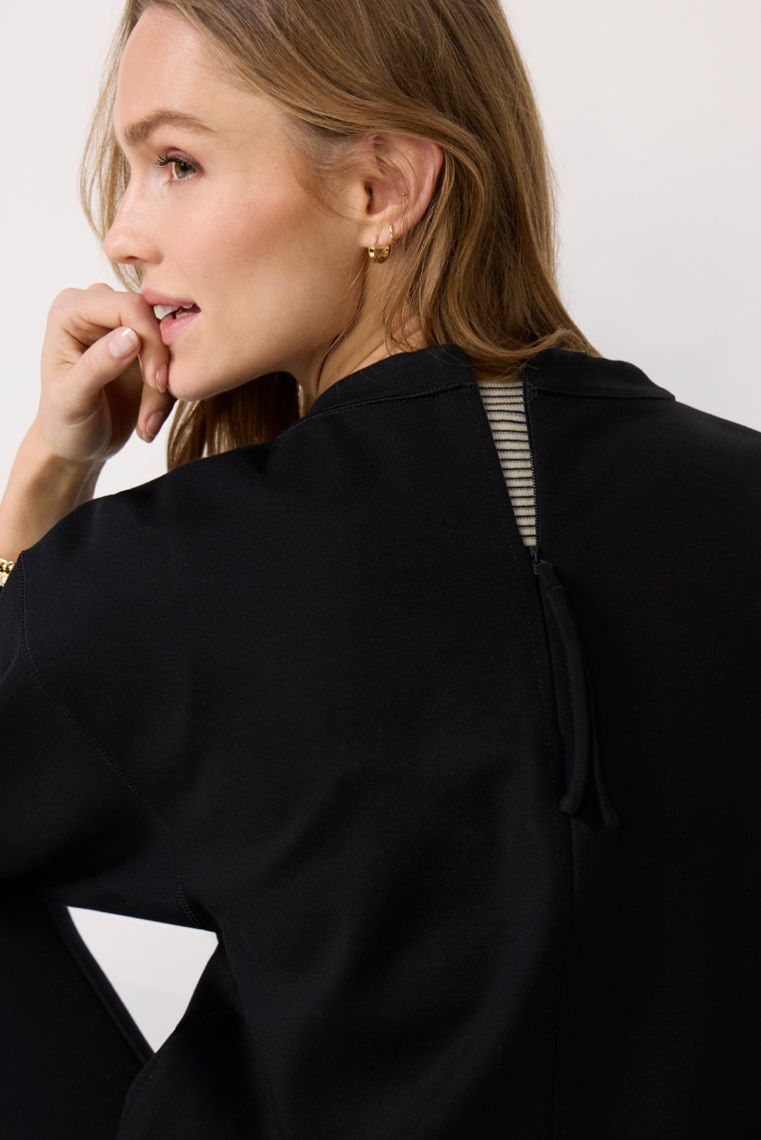 Top de mujer de manga larga con cuello redondo
