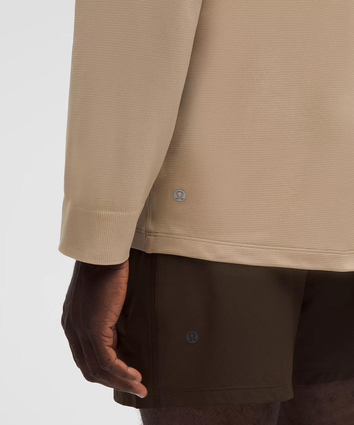 Polo de corte amplio