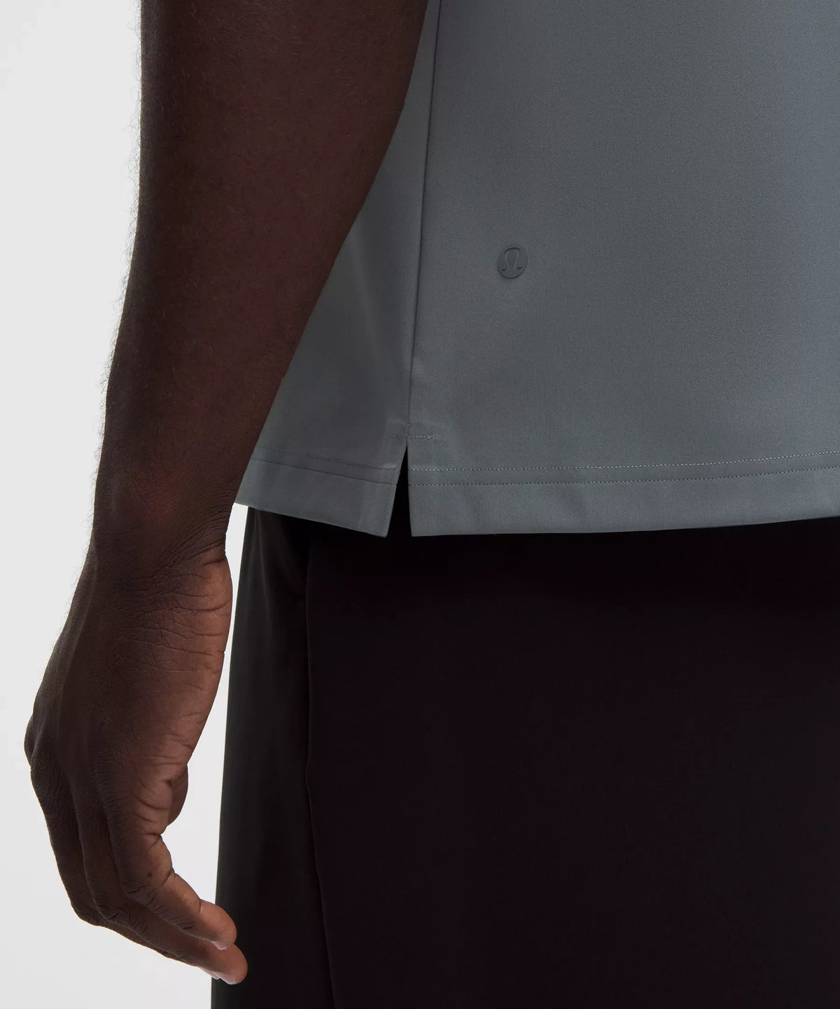 Polo de corte amplio