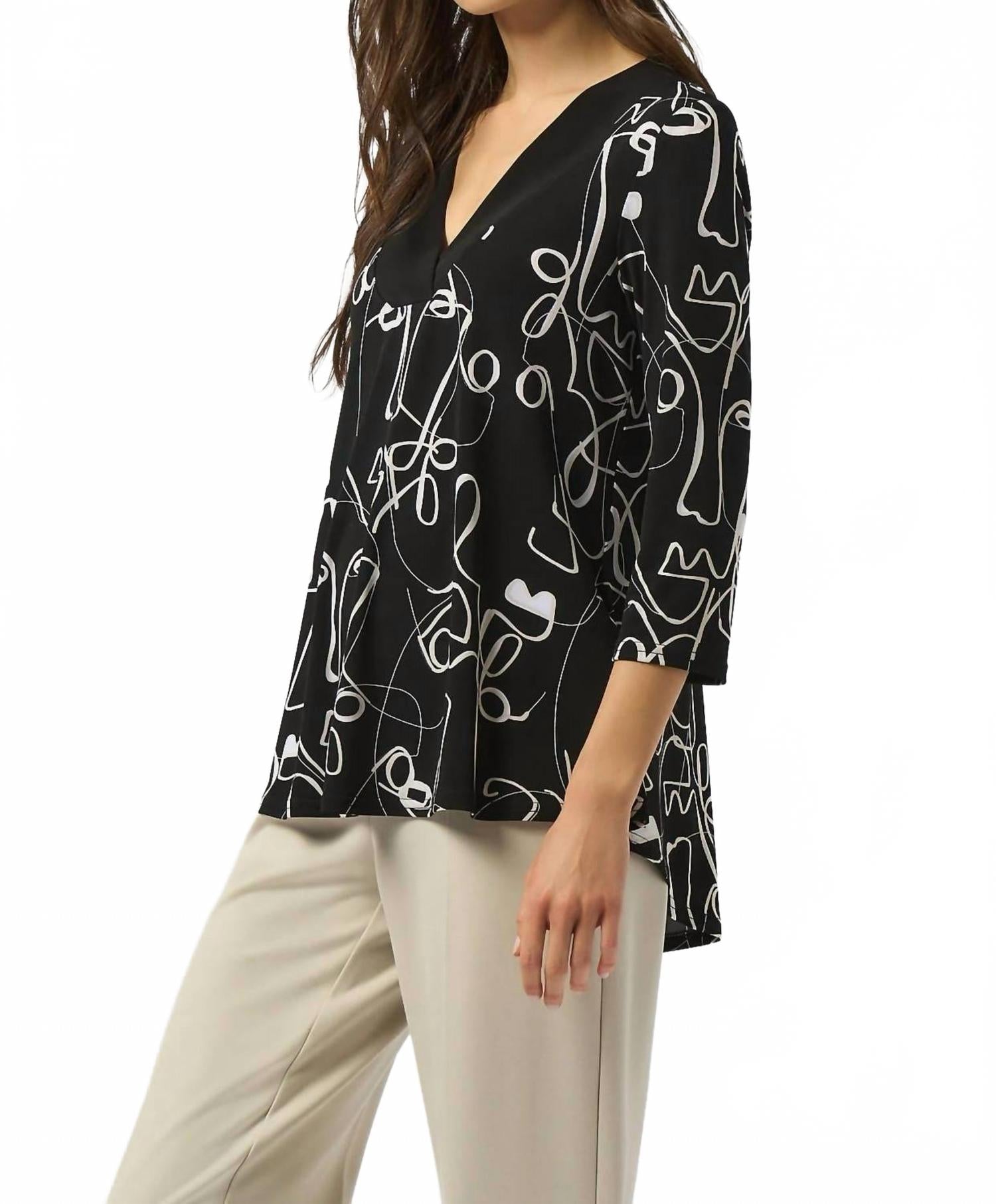 Top con cuello en V color negro