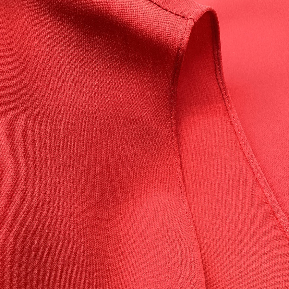 Camiseta sin mangas de seda color vinotinto