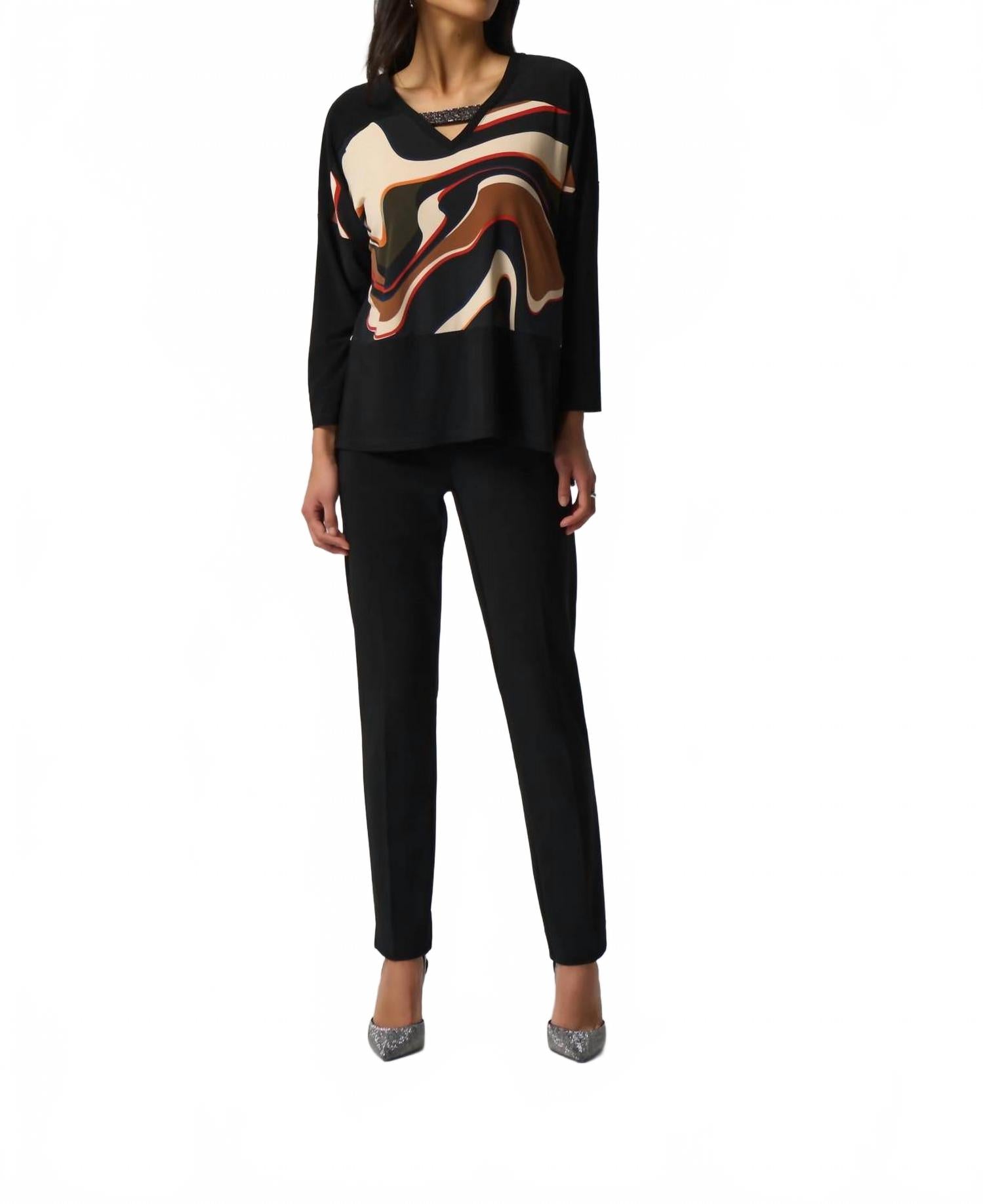 Top con cuello en V color negro