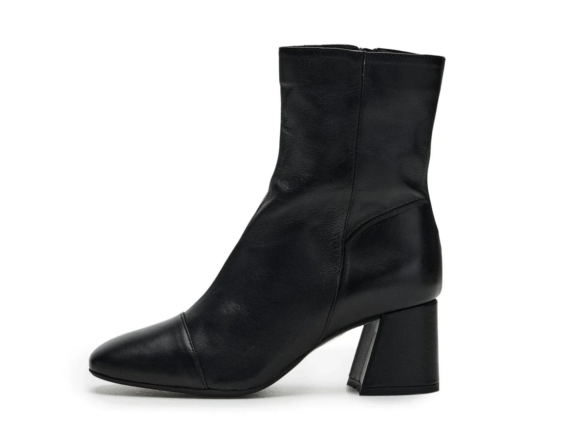 Botines de mujer de cuero color negro