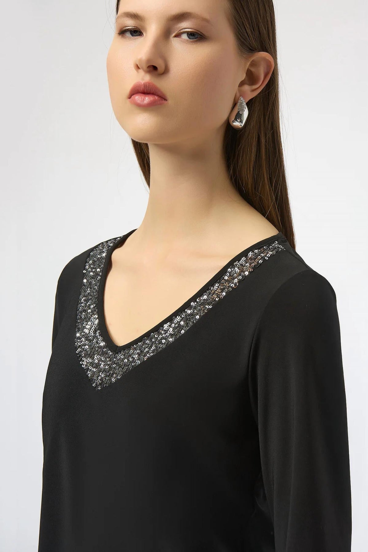 Top con cuello en V con lentejuelas color negro y plateado