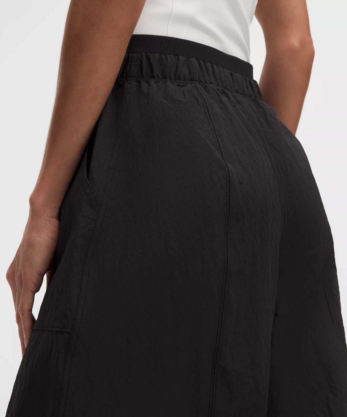 Pantalón de nailon de tiro medio