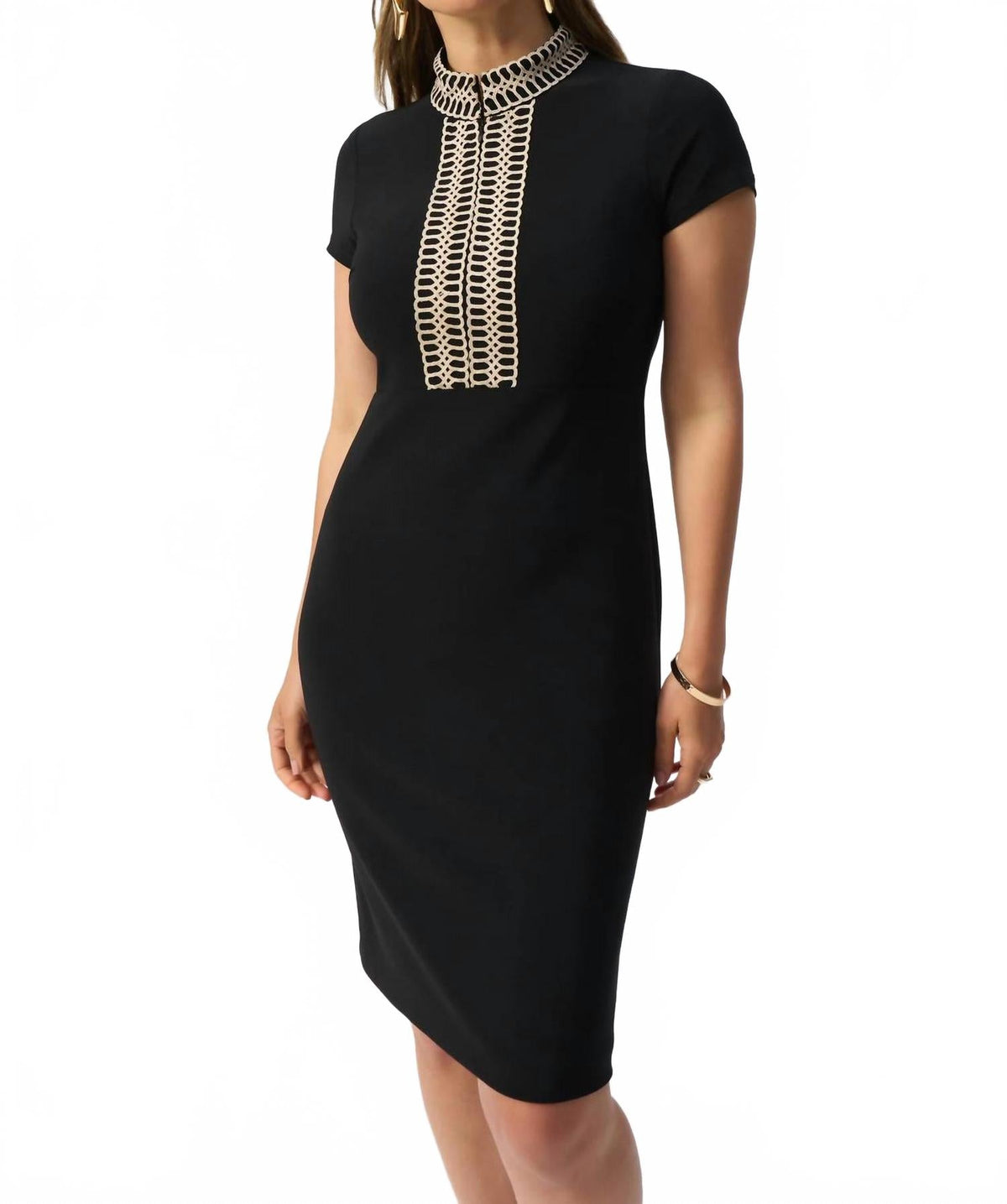 Vestido con bordado color negro