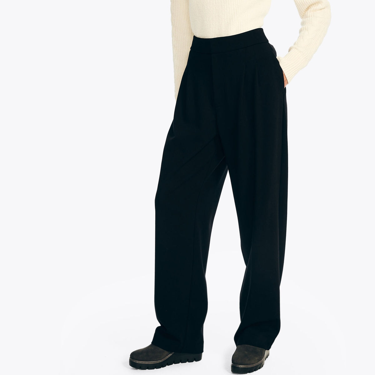 Pantalón de mujer con pliegues