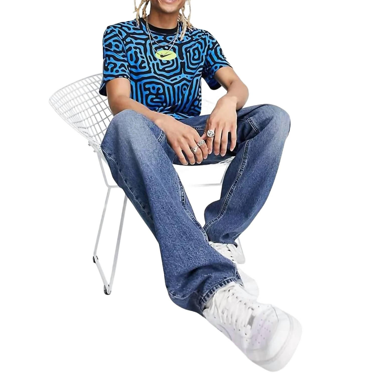 Camiseta con estampado color negro y azul