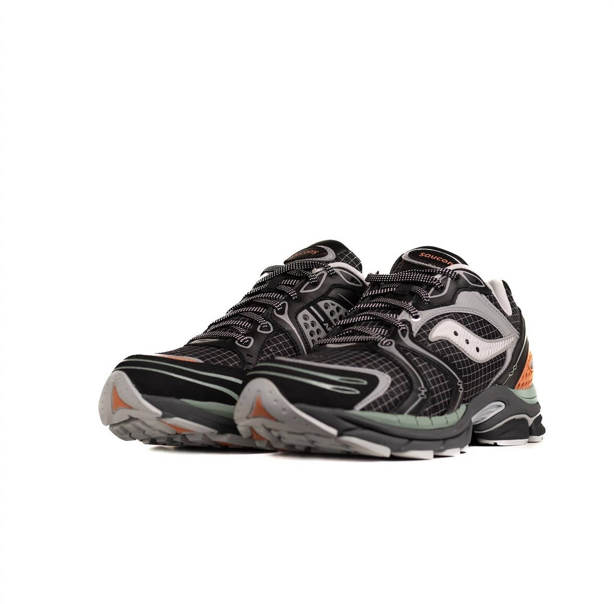 Tenis de hombre color plateado