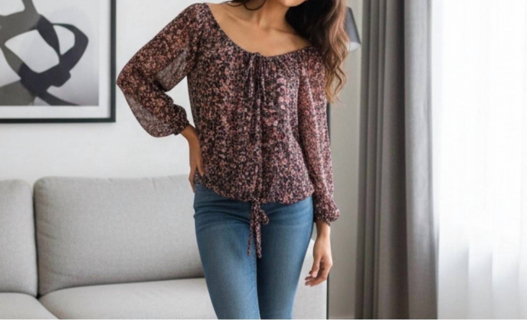 Blusa con estampado floral color negro y rosado