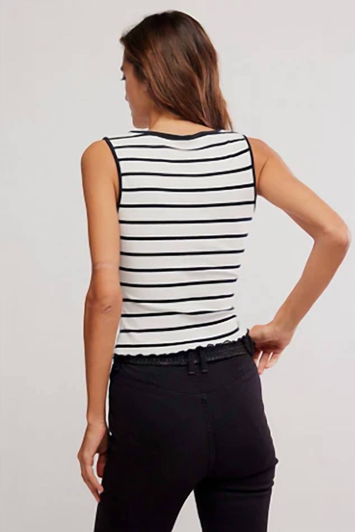 Camiseta sin mangas a rayas color negro y blanco