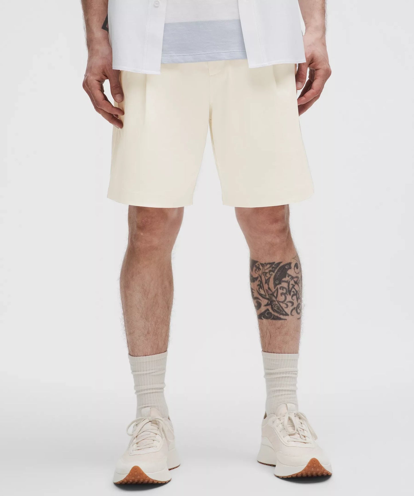 Short de corte amplio con pliegues