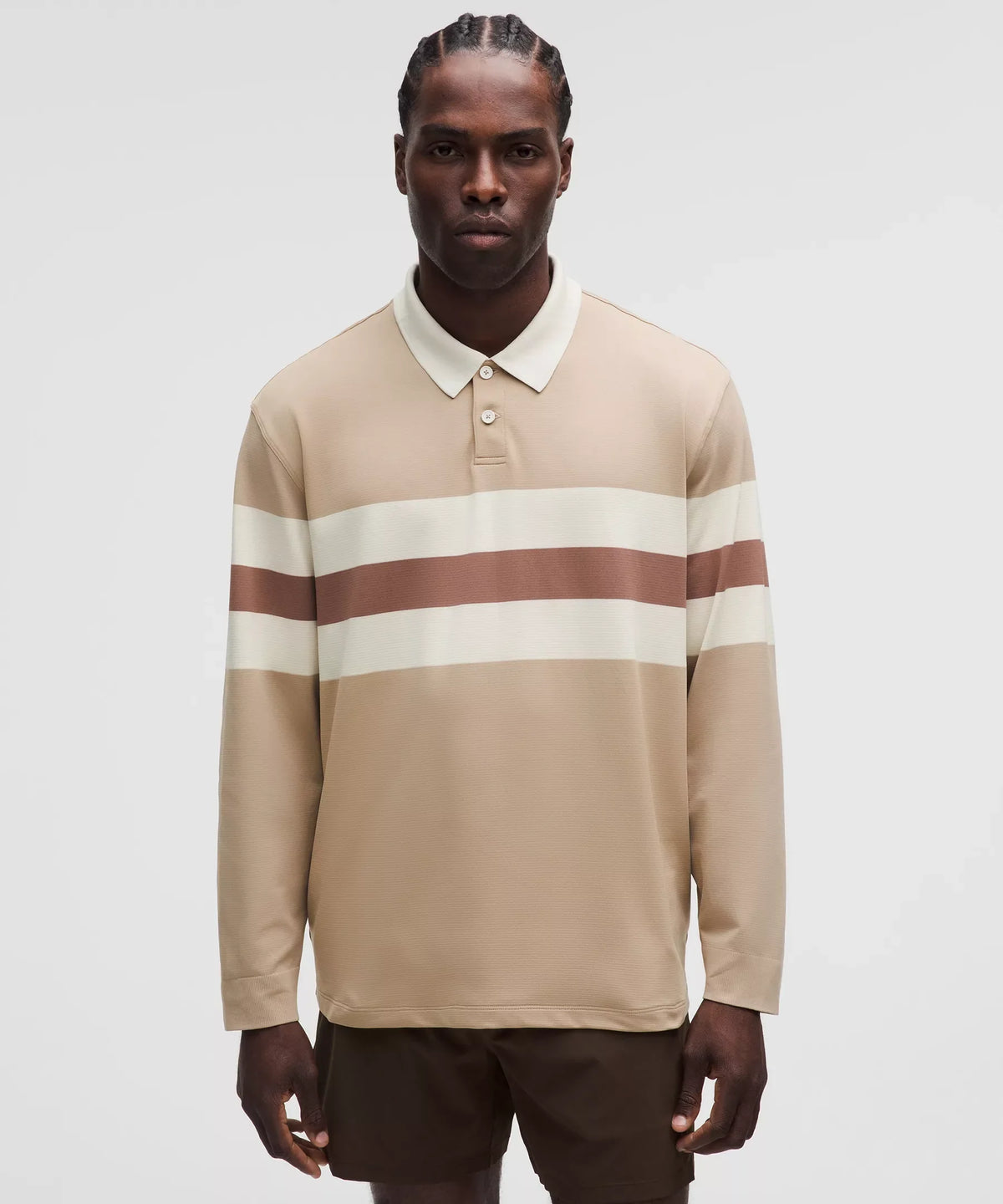 Polo de corte amplio