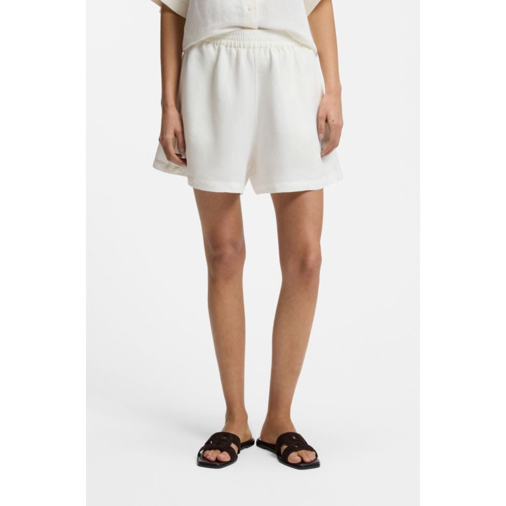 Short de corte amplio con bordado