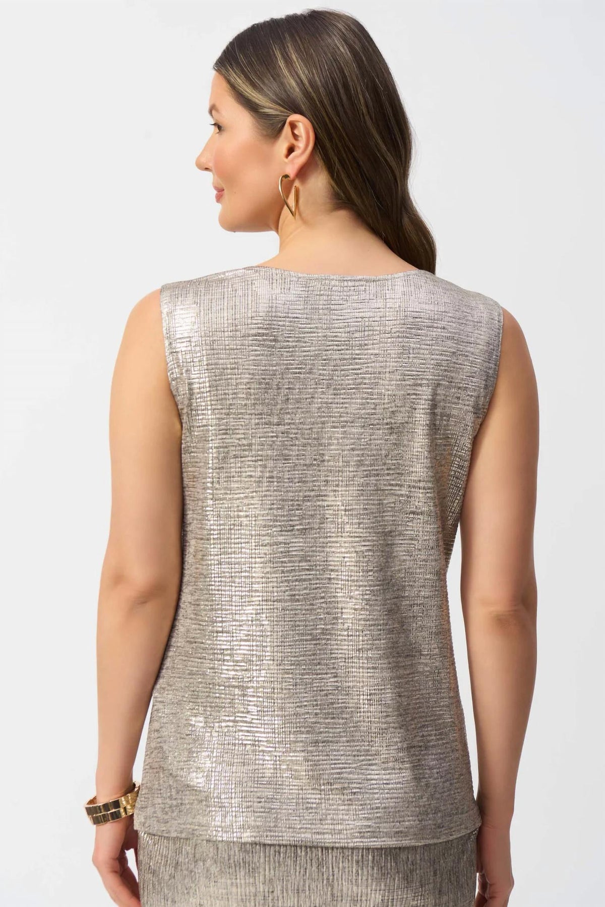 Top sin mangas color beige y dorado
