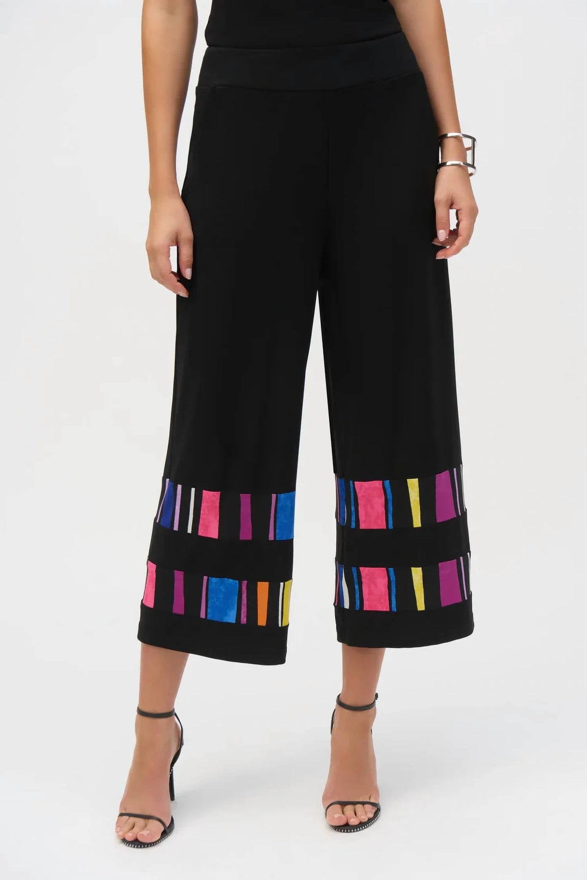 Pantalón de pierna ancha a rayas color negro