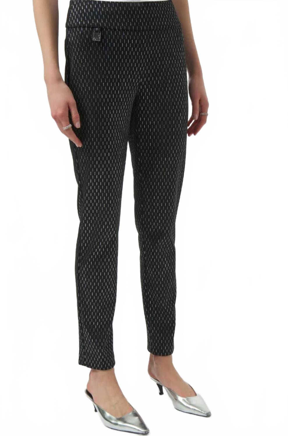 Pantalón de corte ajustado color negro