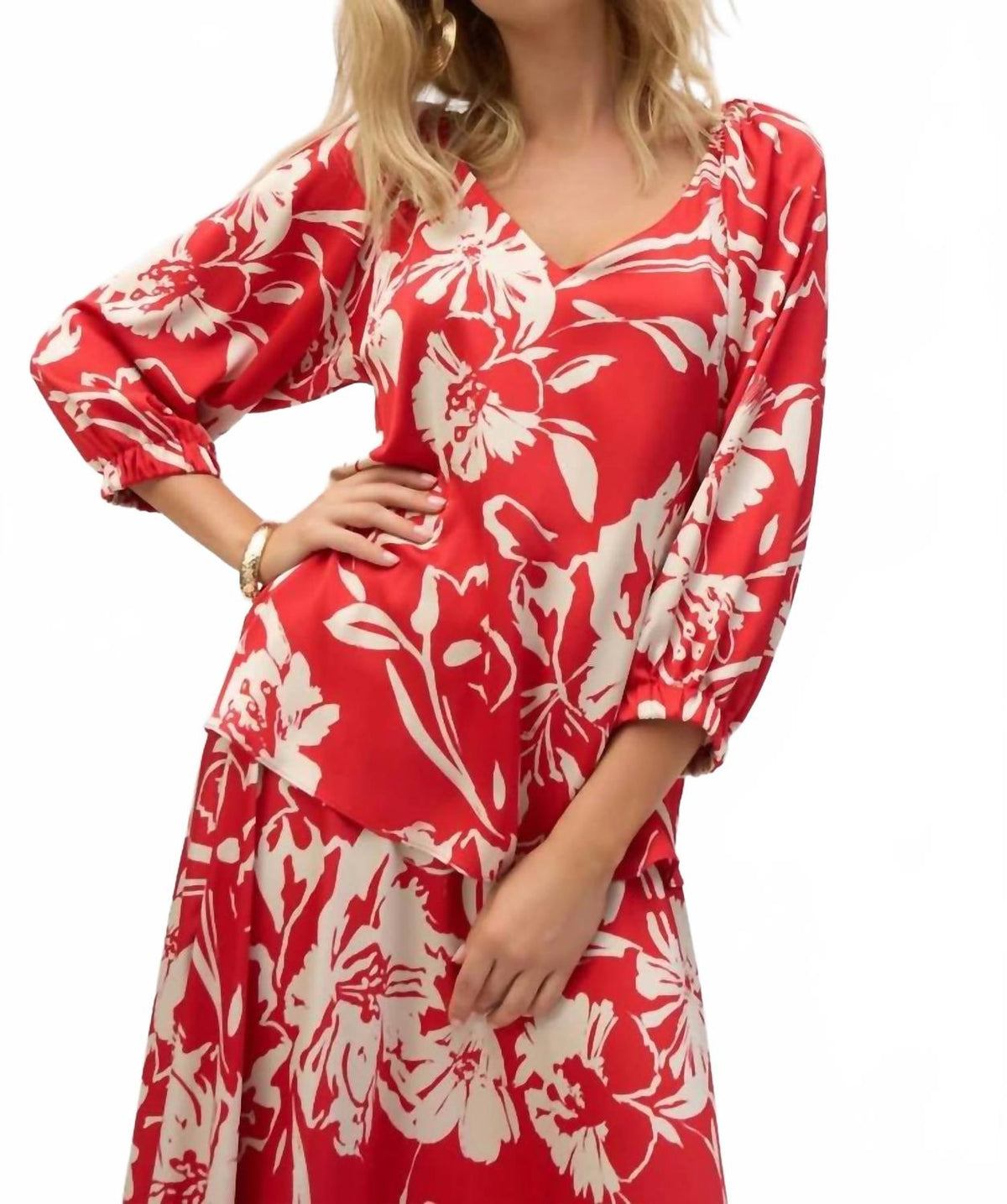 Top de satén con estampado floral color rojo y crema