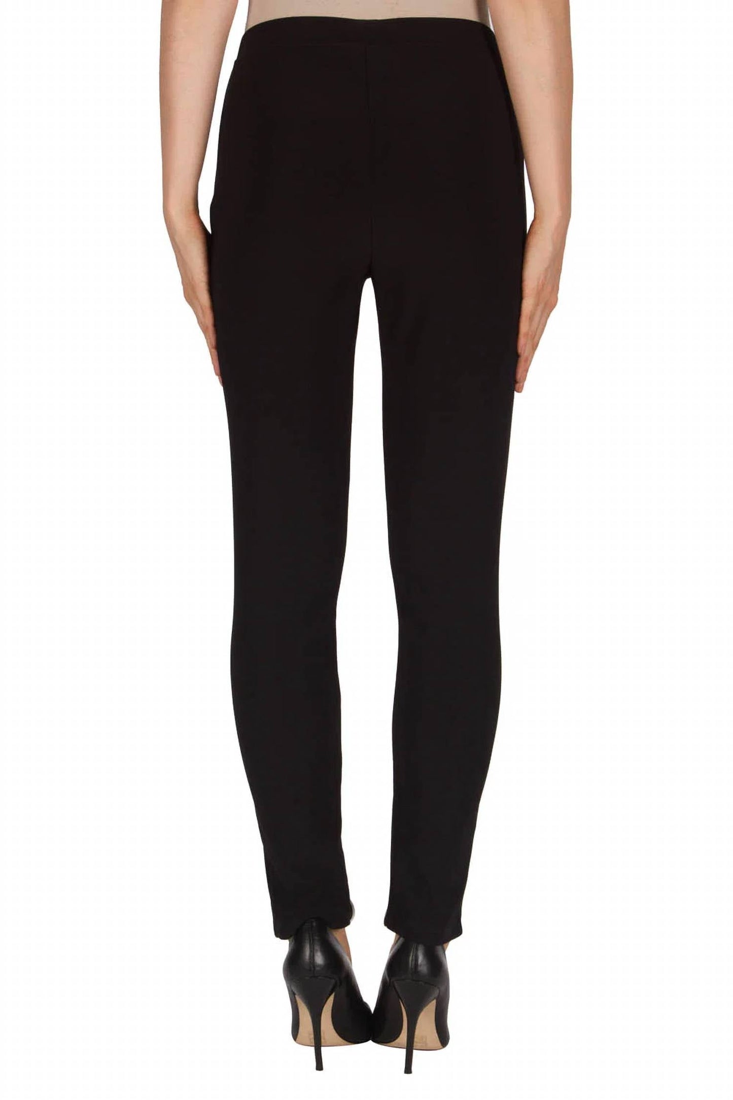Pantalón de corte ajustado color negro