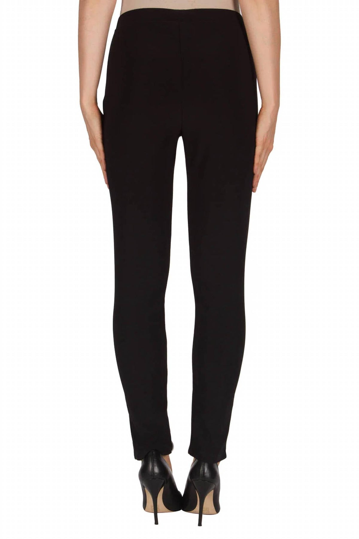 Pantalón de corte ajustado color negro